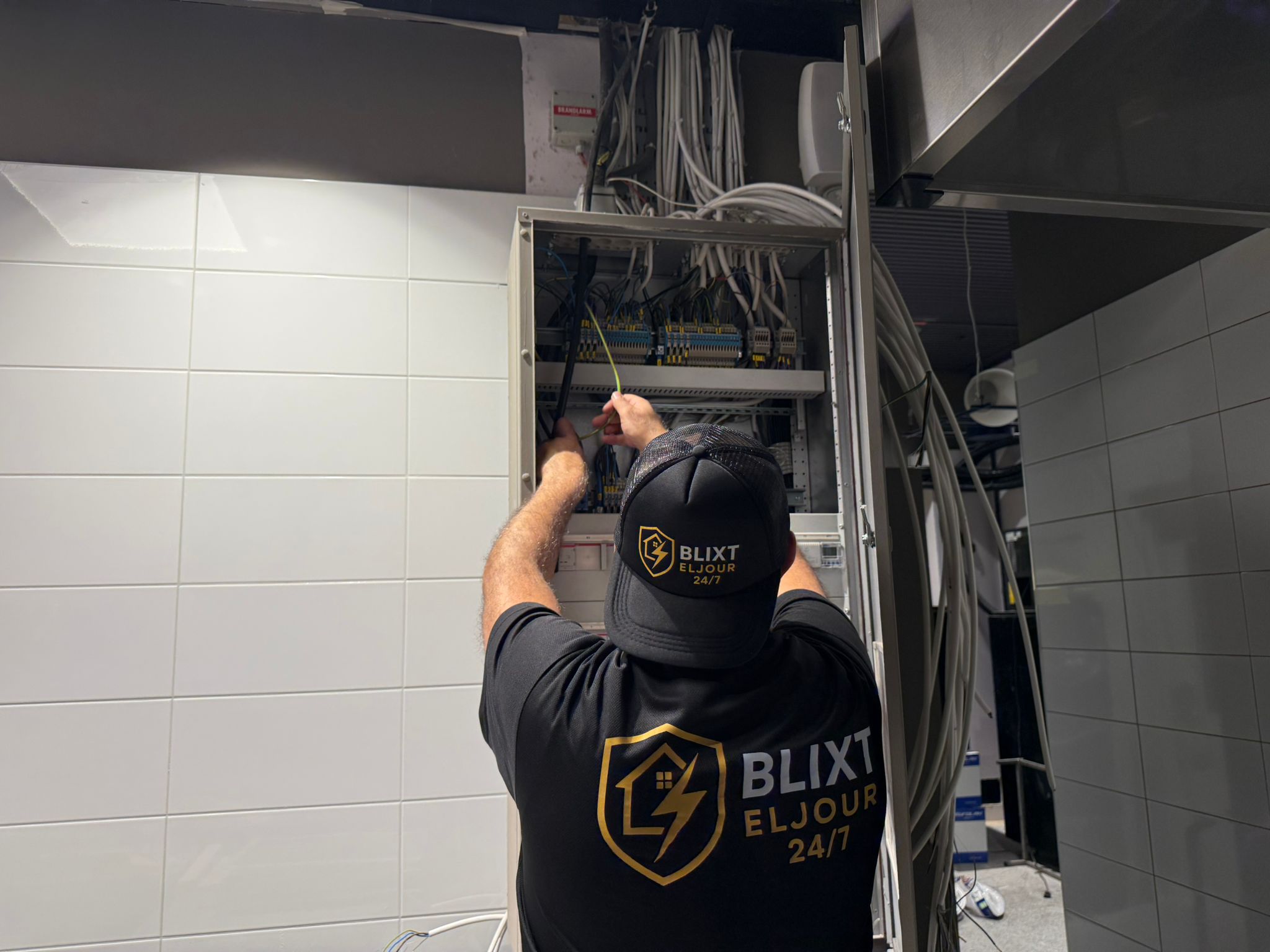 Felsökningsarbete - Blixteljour247, Blixteljour, Blixt eljour, elektriker Stockholm